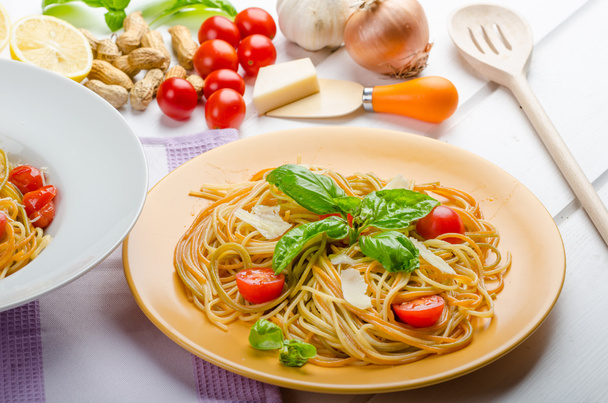 Lemon pasta with cherry tomatoes, basil and nuts - Foto, Imagen
