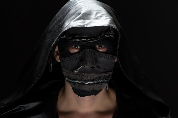 Portret van de gek in handgemaakte masker - Foto, afbeelding