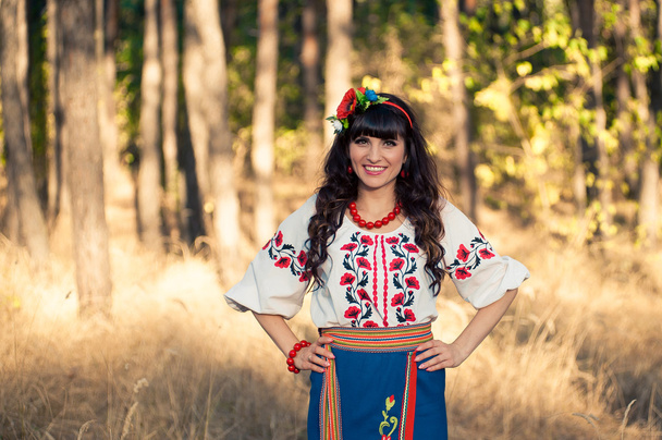 Femme ukrainienne en vêtements nationaux sur le champ de blé
 - Photo, image