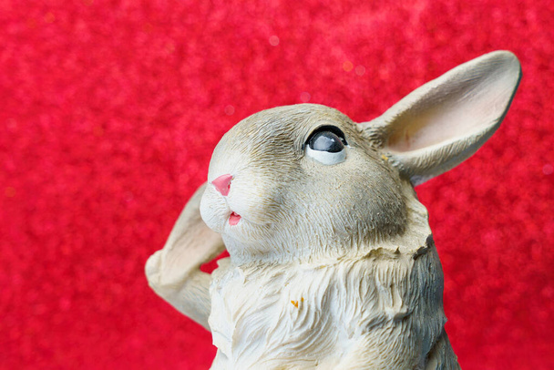 Абстрактная фигурка кролика. Символ 2023 года по восточному календарю. Фон с пространством для копирования текста - Фото, изображение