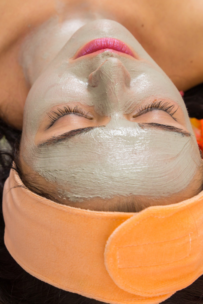 vrouw met gezichts masker op beauty salon - Foto, afbeelding