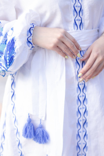 közel a nemzeti hagyományos ukrán ruhák. részletek a hímzett ruhás nőről. felismerhetetlen személy. - Fotó, kép