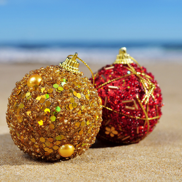 Украшенные рождественские балы на пляже
 - Фото, изображение