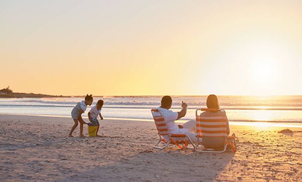 a beautiful family bonding while spending a day at the beach together. - 写真・画像