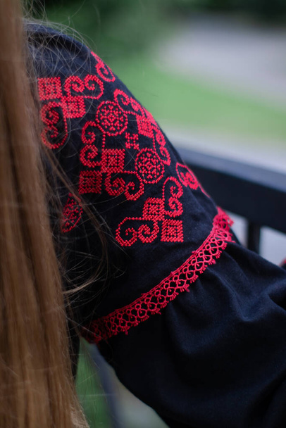 közel a nemzeti hagyományos ukrán ruhák. részletek a hímzett ruhás nőről. felismerhetetlen személy. - Fotó, kép
