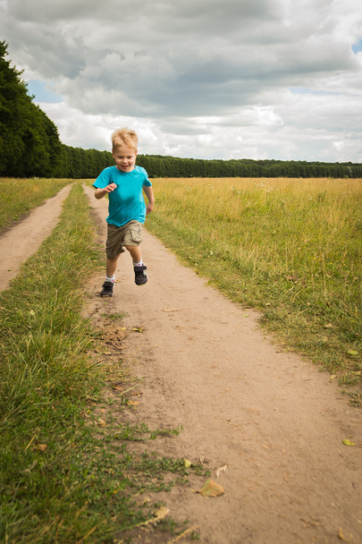 Boy running in nature - Foto, imagen