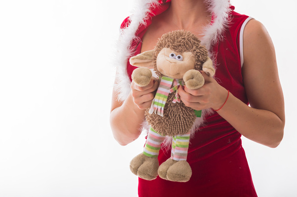 Blondýna v vánoční oblek s hračkou jehněčí - Fotografie, Obrázek