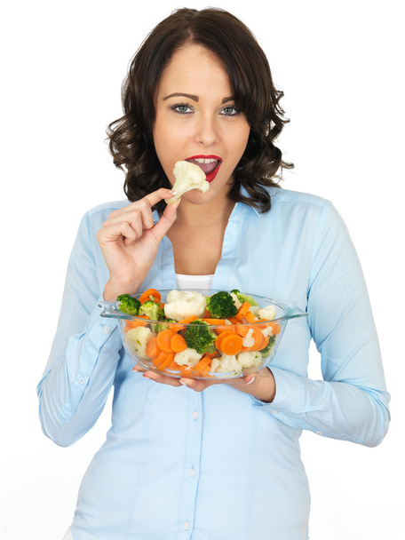 Młoda kobieta trzymając miskę z warzyw mieszanych - Zdjęcie, obraz
