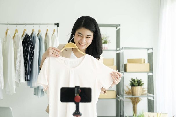 Businesswoman startup dando importanti consigli durante lo streaming di video per l'abbigliamento femminile. Idee di business online e freelance. - Foto, immagini