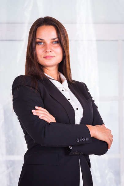 Mujer de negocios con pelo largo en traje
 - Foto, imagen