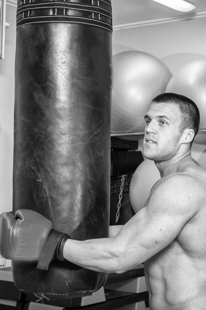 Hombre musculoso en guantes de boxeo en gimnasio
 - Foto, Imagen