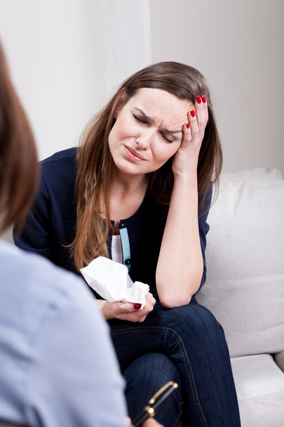 Mulher chorando no consultório de psicoterapeuta
 - Foto, Imagem