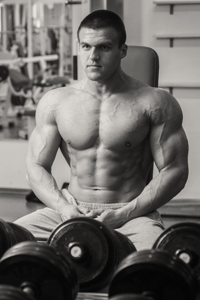 Muscular bodybuilder in gym - Photo, Image