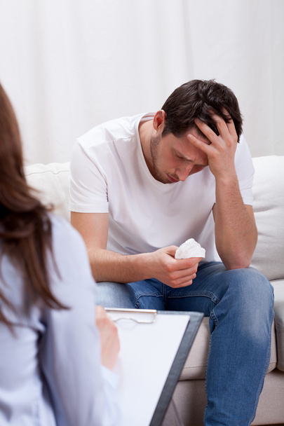 Crying man during psychotherapy - Фото, зображення
