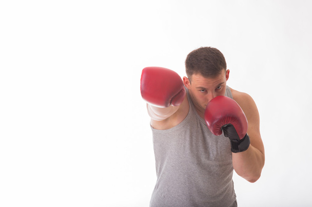 Vahva mies punaisissa nyrkkeilyhanskoissa
 - Valokuva, kuva
