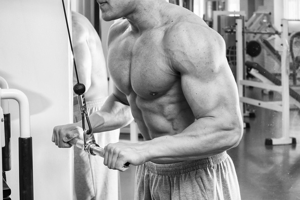 Muscular man working out with weights - Φωτογραφία, εικόνα