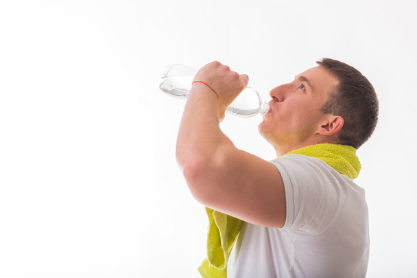 Bodybuilder mit Flasche Wasser - Foto, Bild