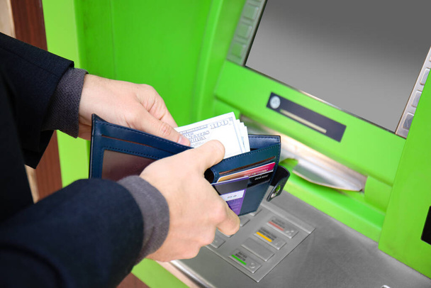 Muž vybírá peníze z bankomatu, detailní záběr - Fotografie, Obrázek