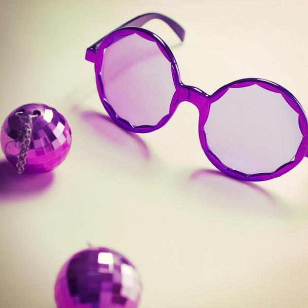 Lunettes violet sixties avec mini boucles d'oreilles boule disco
 - Photo, image