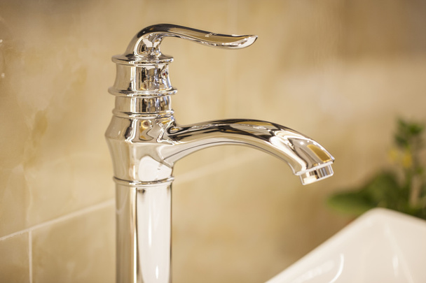 Detailní záběr na vodovodní kohoutek izolován v moderní koupelně - Fotografie, Obrázek