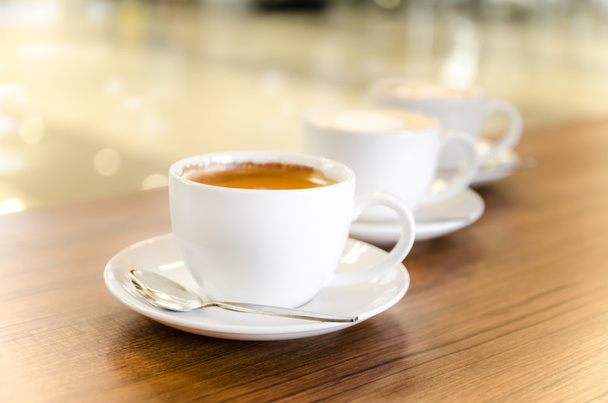 Tres tazas de café en línea diagonal
 - Foto, Imagen