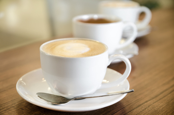 Tres tazas de café en línea diagonal
 - Foto, imagen