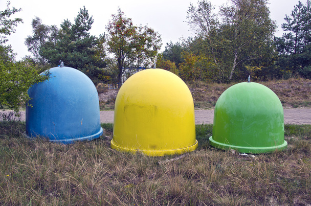 Poubelles de différentes couleurs pour la collecte de matériaux recyclés  - Photo, image