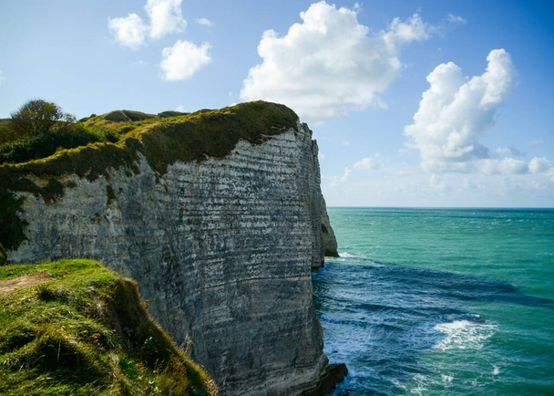 A scenic view of cliffs at the sea in daylight - Фото, зображення