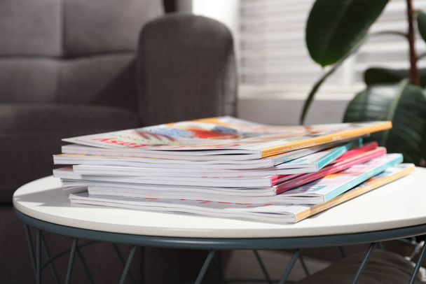 Many stacked magazines on table in room - Zdjęcie, obraz