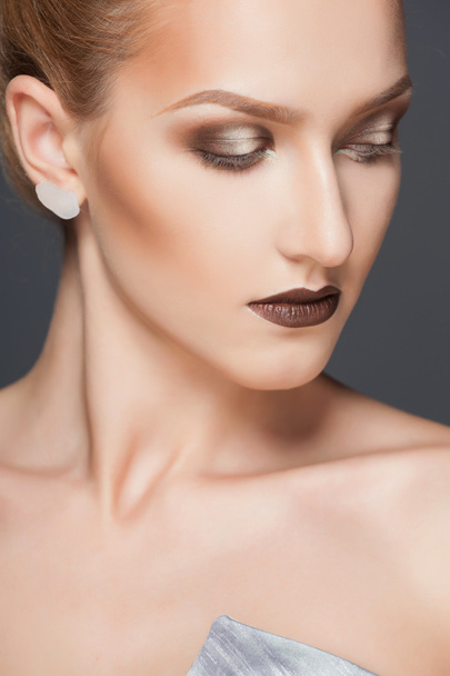 Close-up Portrait of a beautiful woman with creative make-up - Fotografie, Obrázek