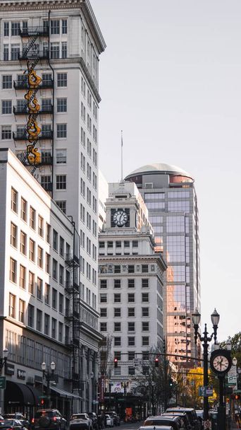 A vertical shot of Broadway street in Downtown Portland, Oregon - Foto, afbeelding