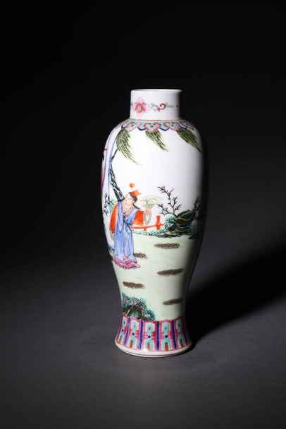 A vertical shot of a traditional Chinese painted vase with a dark background - Fotoğraf, Görsel