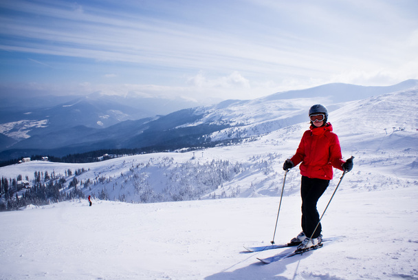 Femme skieuse dans les montagnes - Photo, image