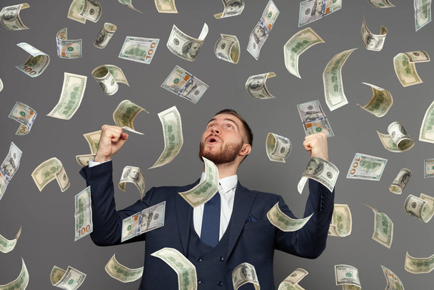 Šťastný pohledný podnikatel přes dolar peníze peníze déšť - Fotografie, Obrázek