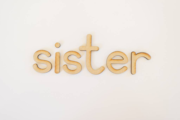 Een woord Zuster gemaakt met houten letters - Foto, afbeelding