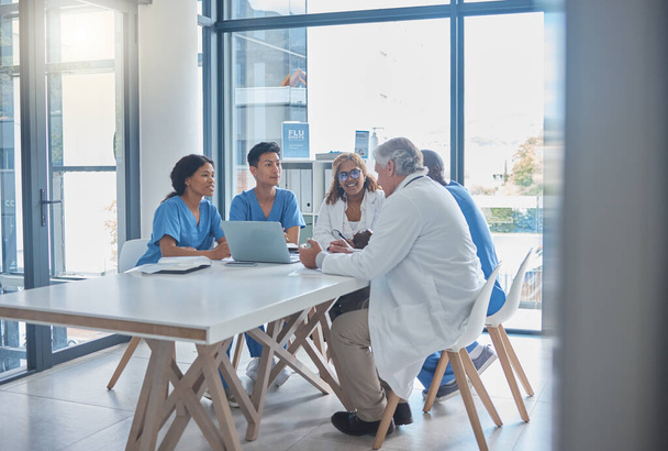 Повнометражний знімок групи професіоналів-медиків, які сидять у лікарняній залі під час зустрічі
. - Фото, зображення