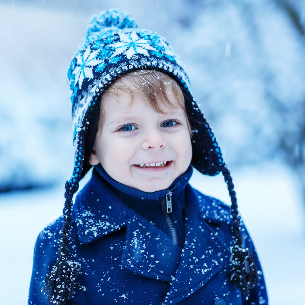Portrait de petit garçon tout-petit en vêtements d'hiver avec chute sn
 - Photo, image