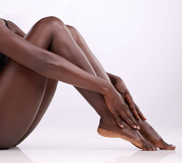 a woman showing off her legs against a studio background. - Fotoğraf, Görsel
