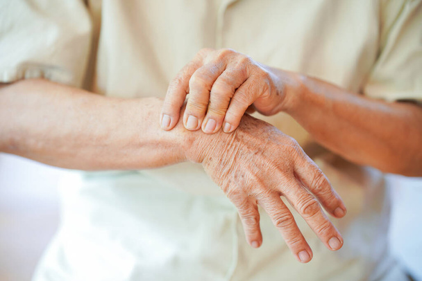 Wrist pain in the elderly or diseases related to rheumatism. Concept of health problems in the elderly. - Photo, image