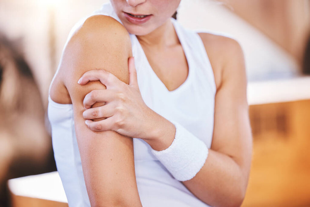 Closeup shot of an unrecognisable woman experiencing arm pain while exercising in a gym. - Foto, imagen