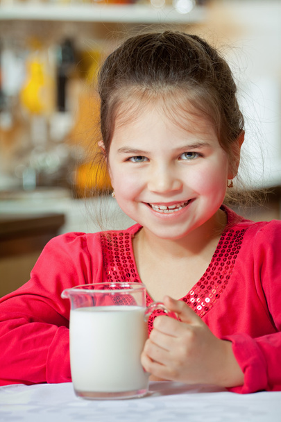 Little girl having milk for breakfast - Φωτογραφία, εικόνα