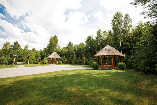 Outdoor-Pavillon aus Holz über Sommer Landschaft Hintergrund - Foto, Bild