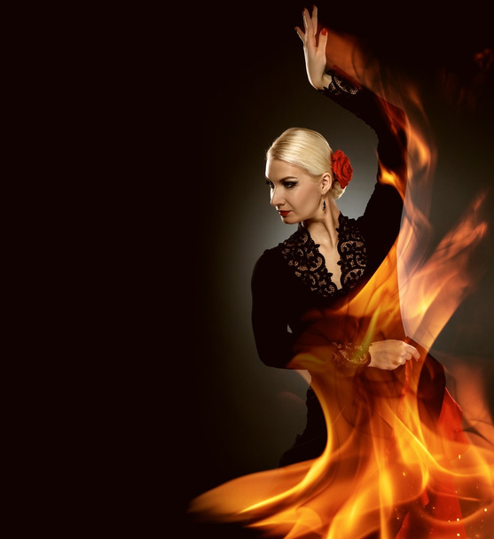 火の炎で美しいフラメンコ ダンサー - 写真・画像