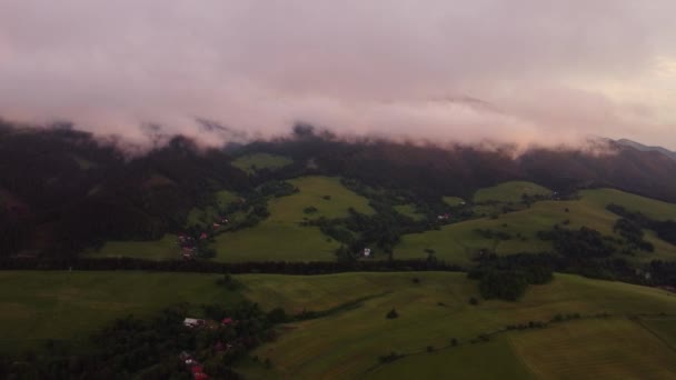 Pagórkowaty wiejski krajobraz po burce okrytej chmurami o zmierzchu w złotej godzinie. Wysokiej jakości materiał 4k - Materiał filmowy, wideo