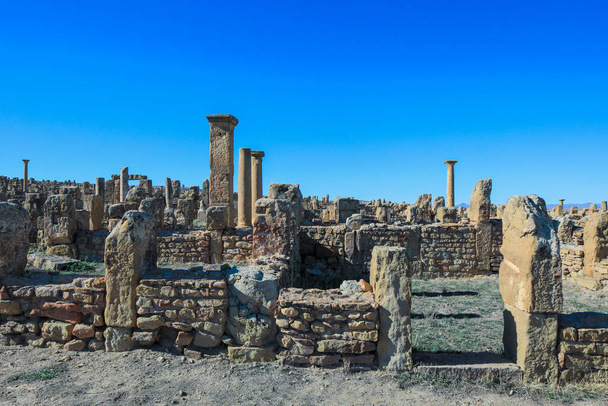Widok na ruiny starożytnego rzymskiego miasta Timgad, znanego również jako Marciana Traiana Thamugadi w Górach Aures, Algieria - Zdjęcie, obraz