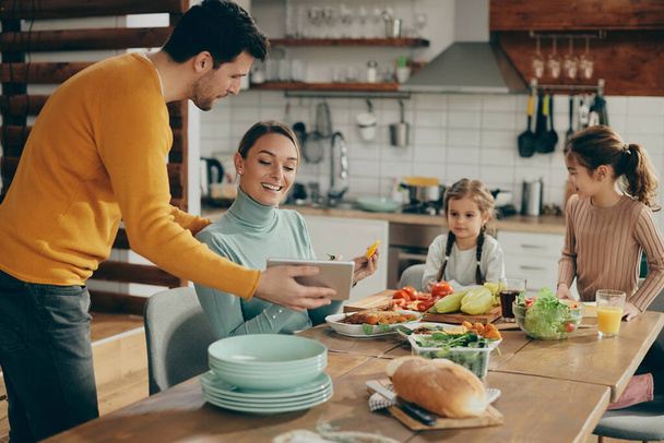 Szczęśliwa rodzina w kuchni - Zdjęcie, obraz