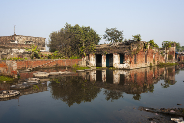 Häuser in Raxaul, einer armen indischen Stadt im Bundesstaat Bihar, Indien, ca. November 2013 - Foto, Bild