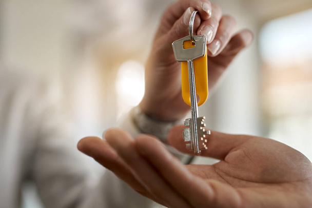 Κοντινό πλάνο κτηματομεσίτη που δίνει στους πελάτες της κλειδιά ενός νέου σπιτιού.  - Φωτογραφία, εικόνα