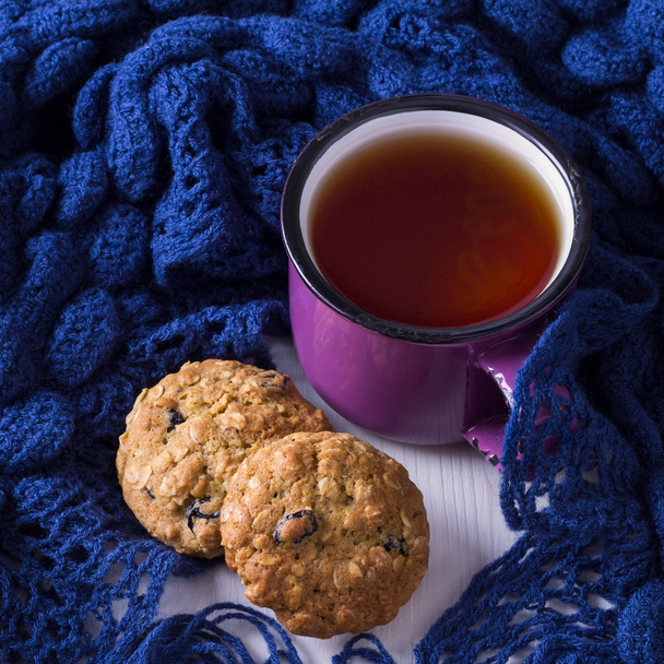Cup of hot tea, oatmeal cookies and warm scarf - Foto, Bild