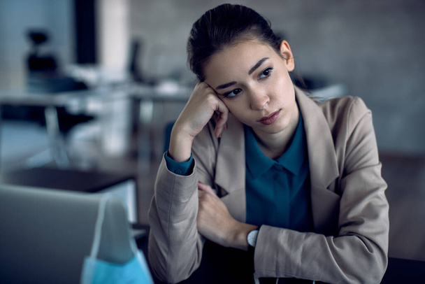 distraught businesswoman in the office - Foto, imagen